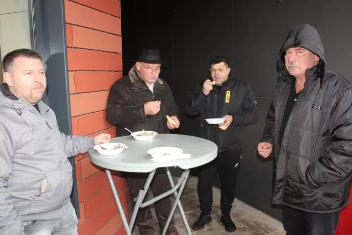 Ispred Gradske kuće u Pleternici građanima podijeljeni posni obroci i  medena rakija