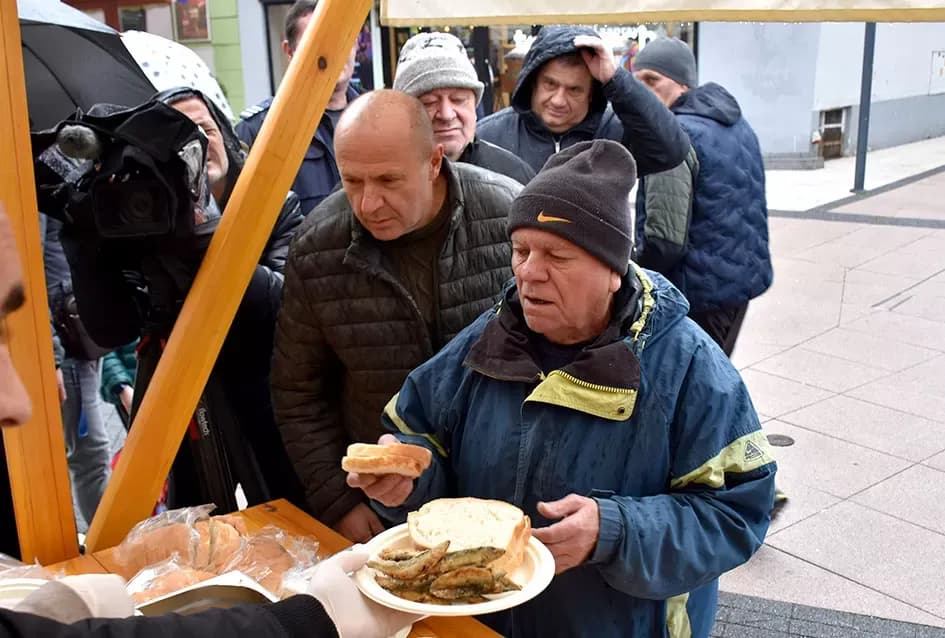 Tradicija koja grije srca: Požeški obrtnici podijelili više stotina porcija girica unatoč kiši