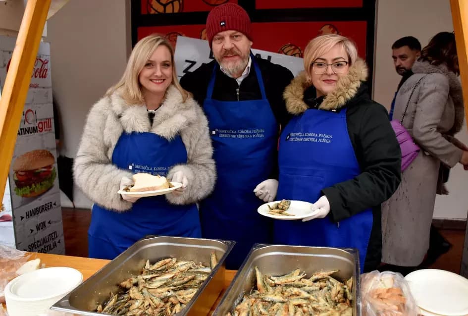 Tradicija koja grije srca: Požeški obrtnici podijelili više stotina porcija girica unatoč kiši