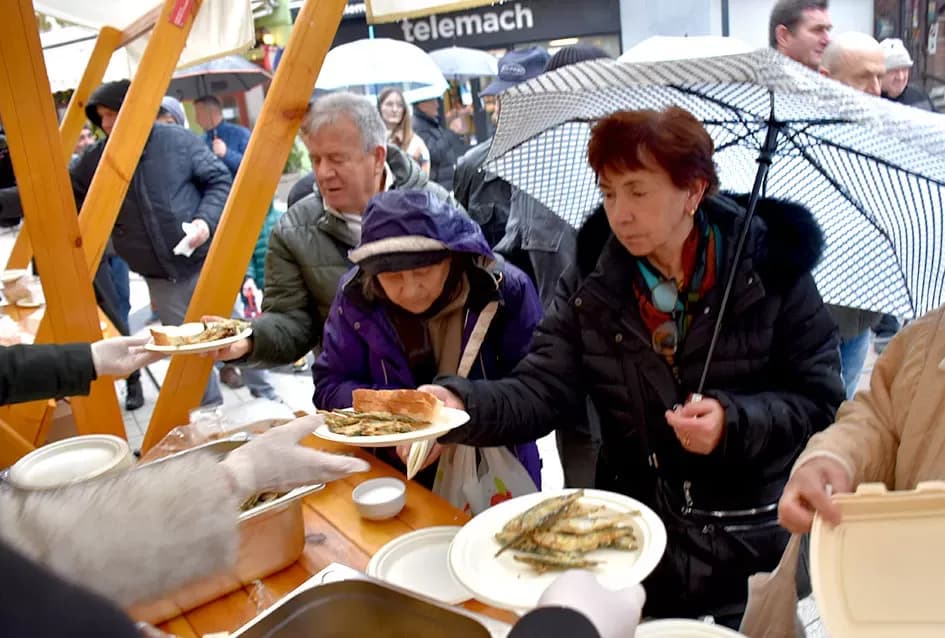 Tradicija koja grije srca: Požeški obrtnici podijelili više stotina porcija girica unatoč kiši