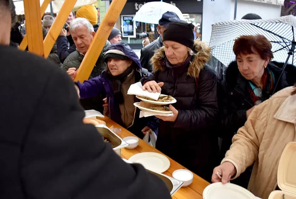 Tradicija koja grije srca: Požeški obrtnici podijelili više stotina porcija girica unatoč kiši