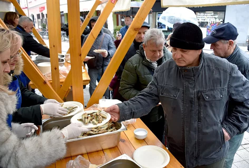 Tradicija koja grije srca: Požeški obrtnici podijelili više stotina porcija girica unatoč kiši