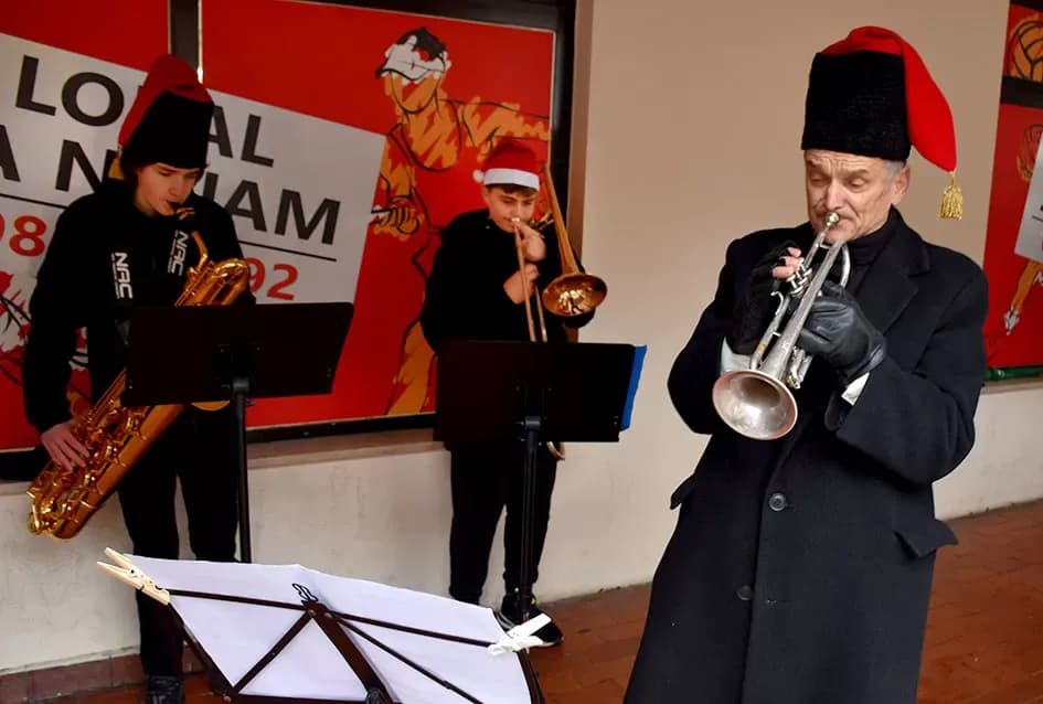 Tradicija koja grije srca: Požeški obrtnici podijelili više stotina porcija girica unatoč kiši