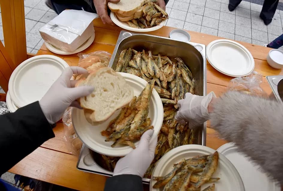 Tradicija koja grije srca: Požeški obrtnici podijelili više stotina porcija girica unatoč kiši