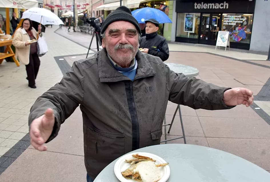 Tradicija koja grije srca: Požeški obrtnici podijelili više stotina porcija girica unatoč kiši