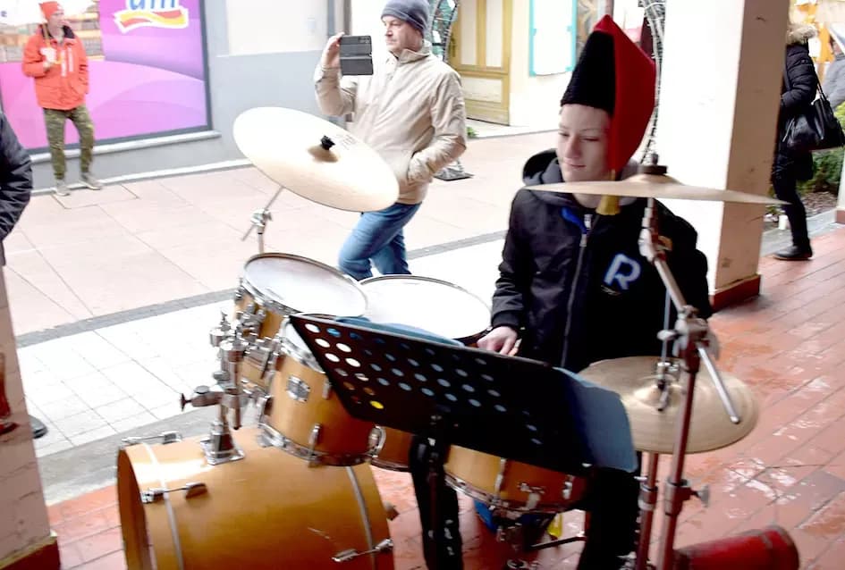 Tradicija koja grije srca: Požeški obrtnici podijelili više stotina porcija girica unatoč kiši