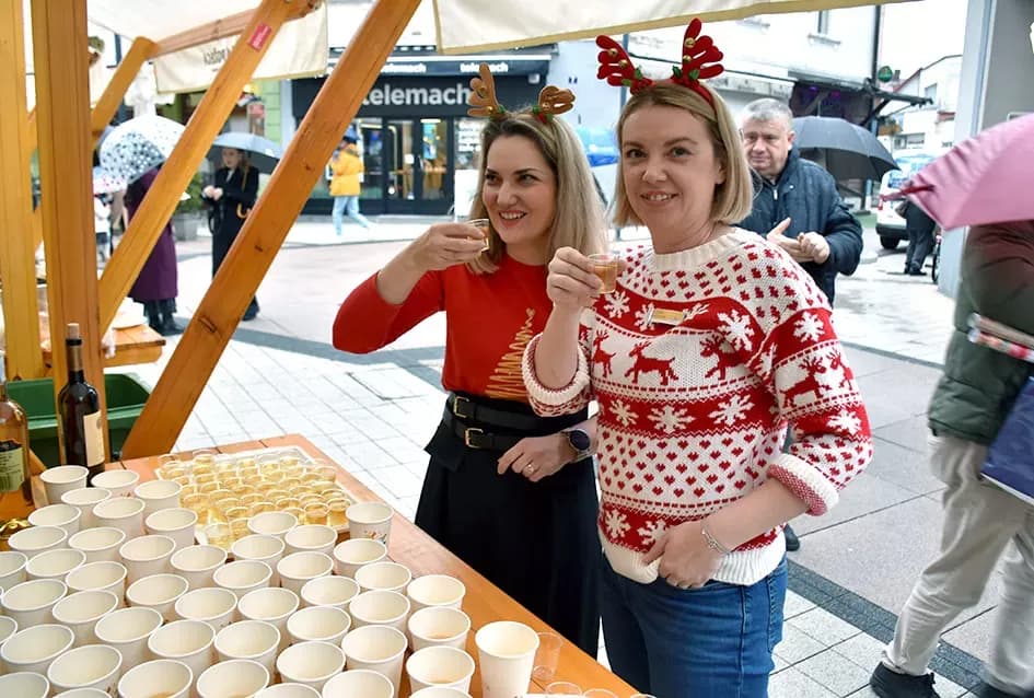 Tradicija koja grije srca: Požeški obrtnici podijelili više stotina porcija girica unatoč kiši
