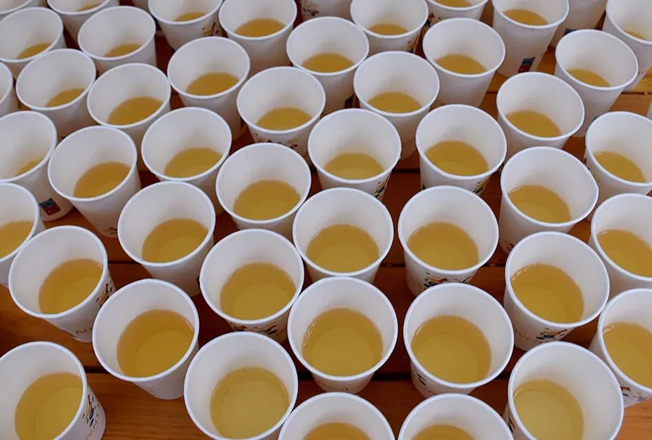 Tradicija koja grije srca: Požeški obrtnici podijelili više stotina porcija girica unatoč kiši