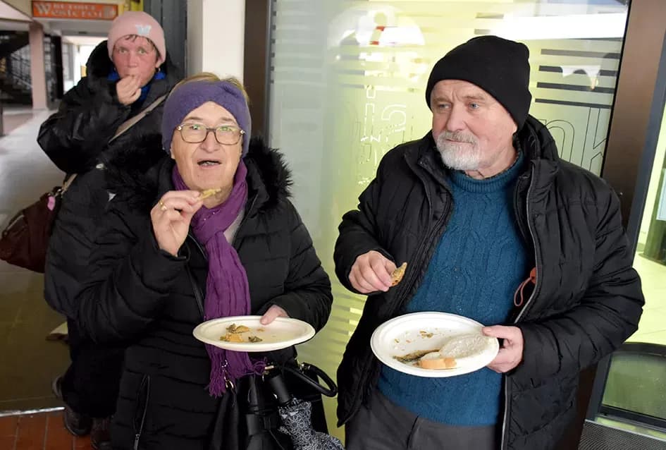 Tradicija koja grije srca: Požeški obrtnici podijelili više stotina porcija girica unatoč kiši