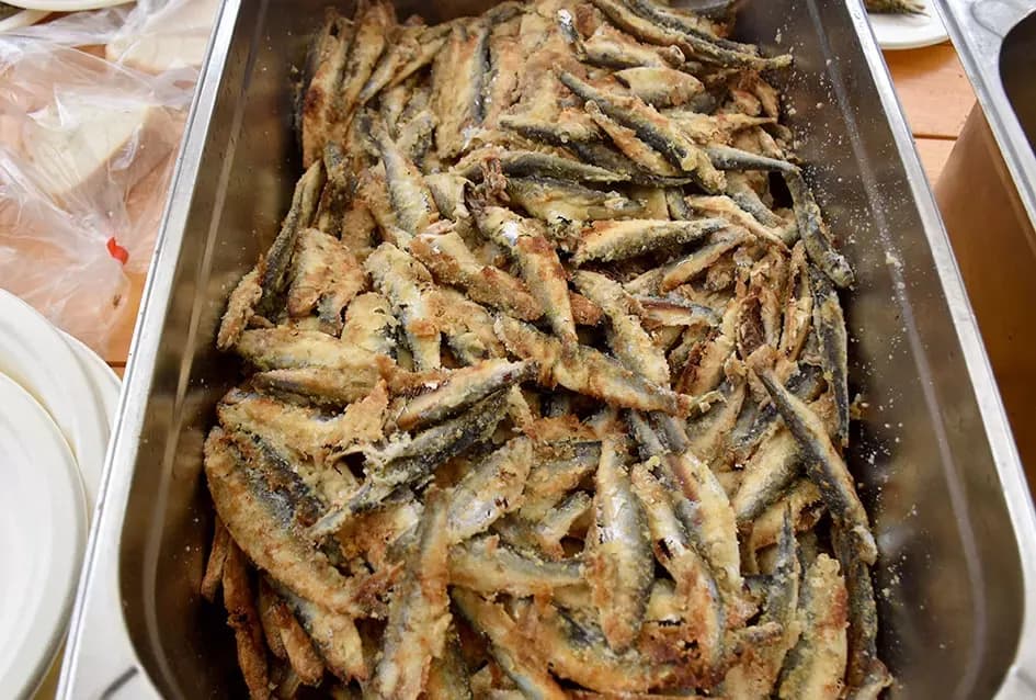 Tradicija koja grije srca: Požeški obrtnici podijelili više stotina porcija girica unatoč kiši