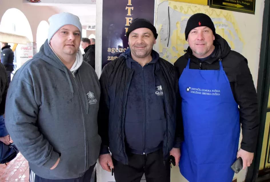 Tradicija koja grije srca: Požeški obrtnici podijelili više stotina porcija girica unatoč kiši
