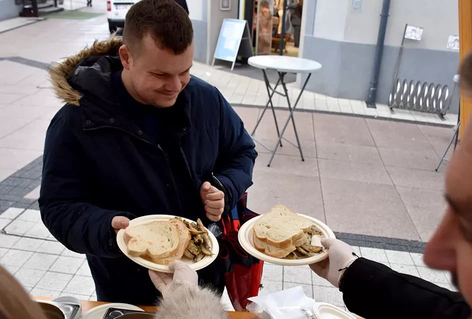 Tradicija koja grije srca: Požeški obrtnici podijelili više stotina porcija girica unatoč kiši