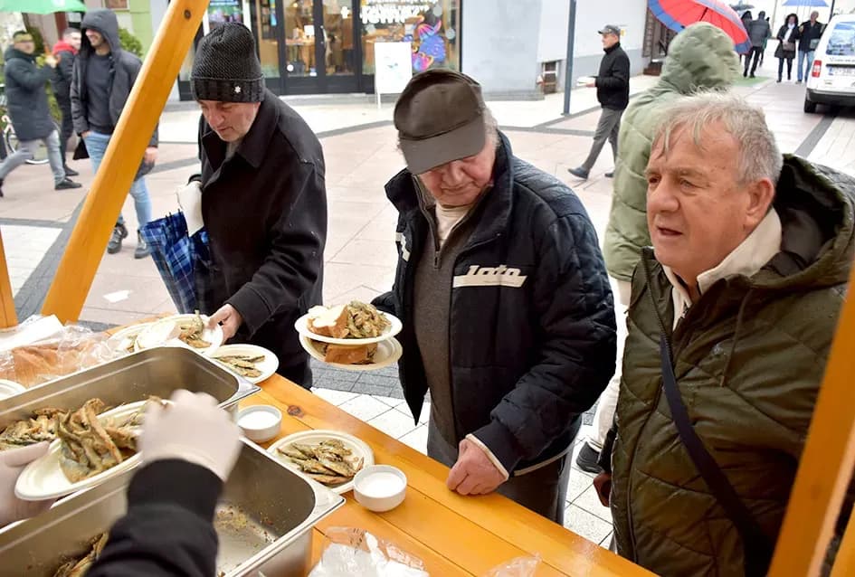 Tradicija koja grije srca: Požeški obrtnici podijelili više stotina porcija girica unatoč kiši