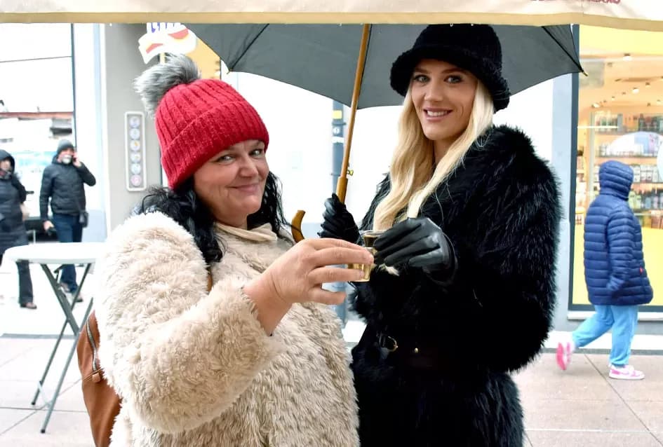 Tradicija koja grije srca: Požeški obrtnici podijelili više stotina porcija girica unatoč kiši