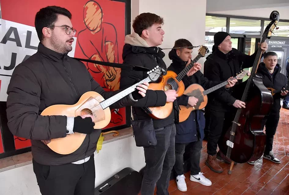 Tradicija koja grije srca: Požeški obrtnici podijelili više stotina porcija girica unatoč kiši