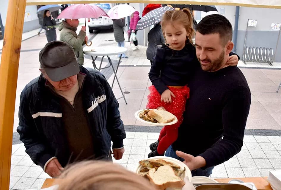 Tradicija koja grije srca: Požeški obrtnici podijelili više stotina porcija girica unatoč kiši