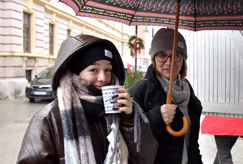 Tradicija koja grije srca: Požeški obrtnici podijelili više stotina porcija girica unatoč kiši