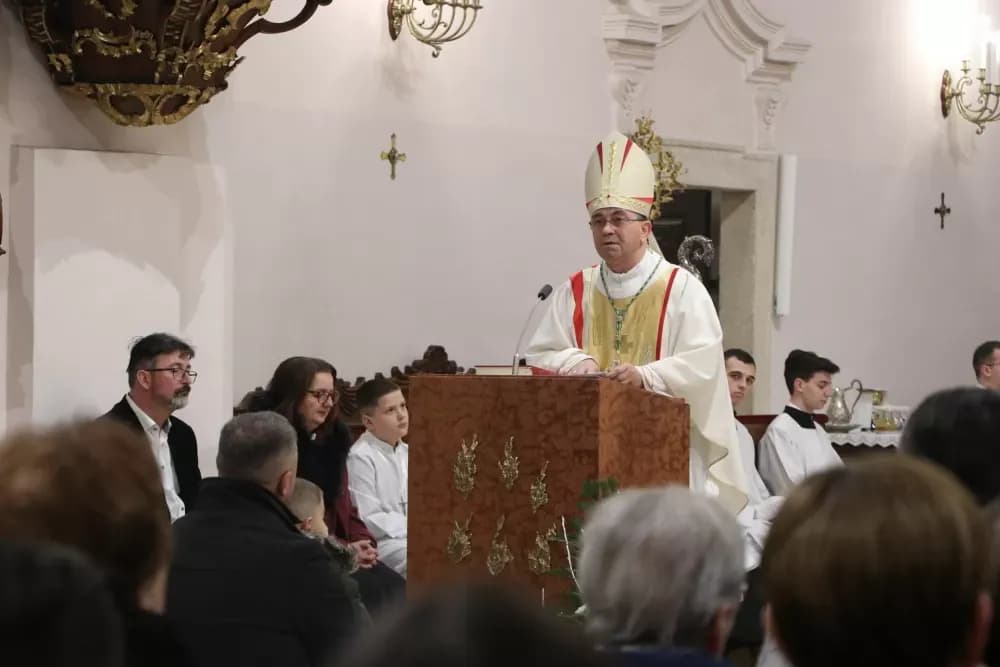 Biskup Ivo Martinović predvodio božićno euharistijsko slavlje u požeškoj Katedrali
