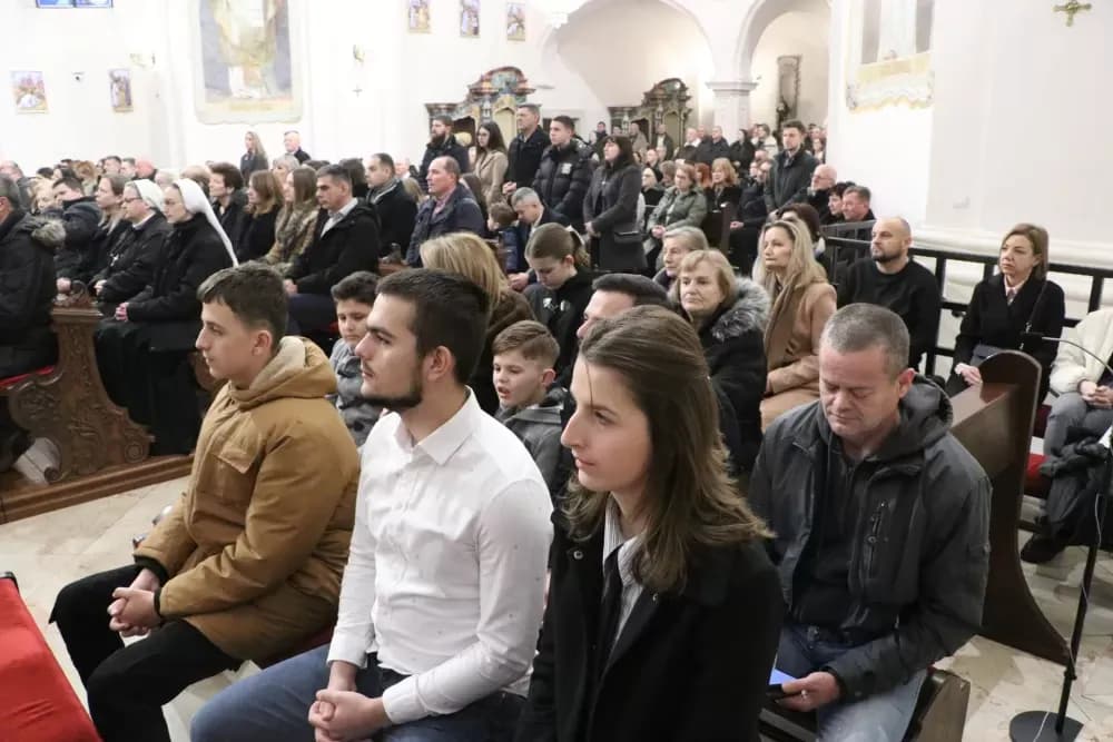Biskup Ivo Martinović predvodio božićno euharistijsko slavlje u požeškoj Katedrali