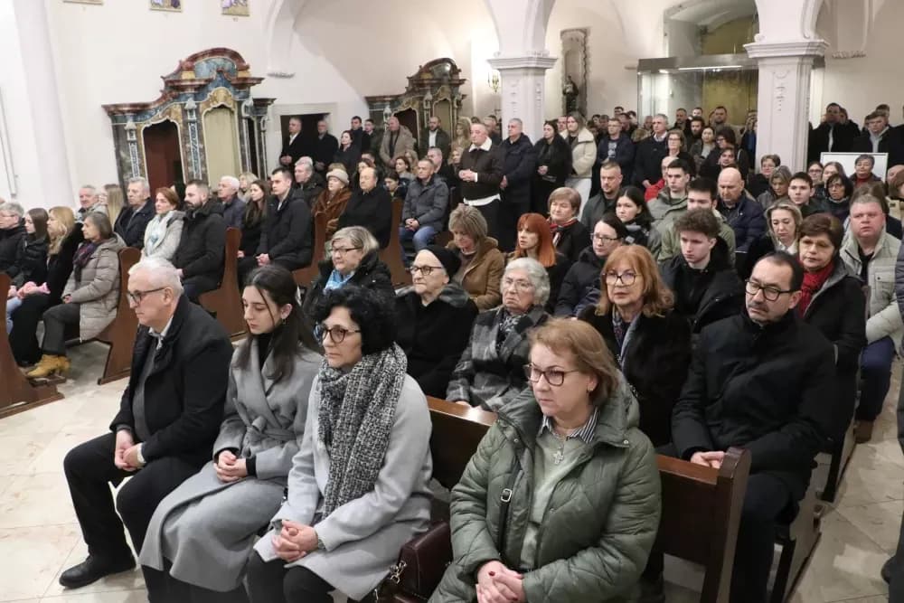 Biskup Ivo Martinović predvodio božićno euharistijsko slavlje u požeškoj Katedrali