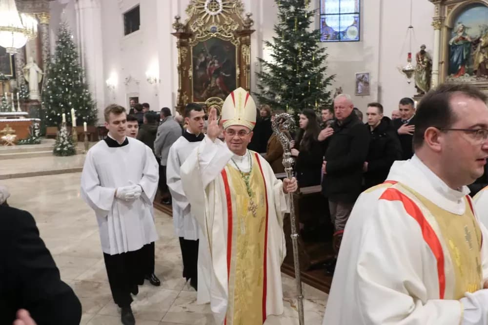 Biskup Ivo Martinović predvodio božićno euharistijsko slavlje u požeškoj Katedrali