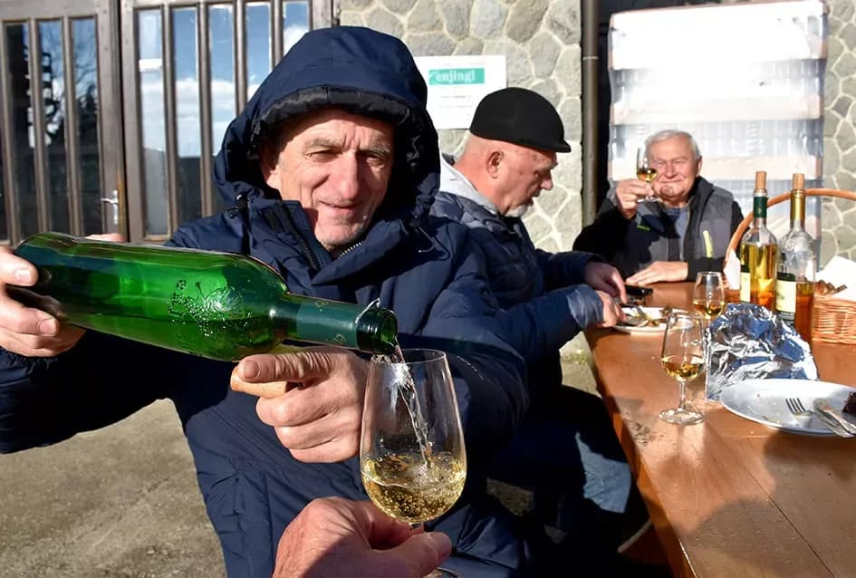 IMENDAN U HRNJEVCU: Kod Ive Enjingija čestitari dolaze nepozvani