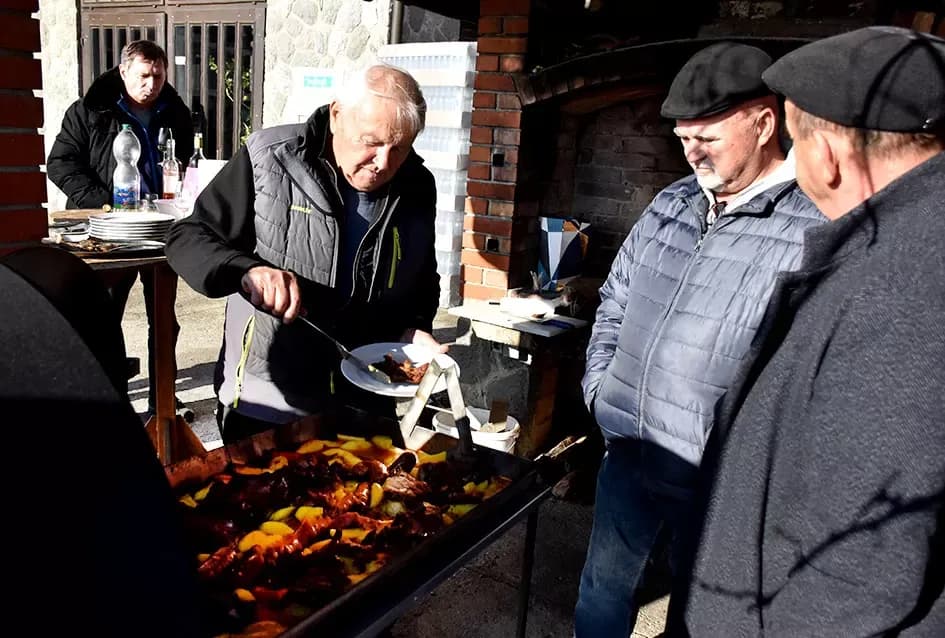 IMENDAN U HRNJEVCU: Kod Ive Enjingija čestitari dolaze nepozvani