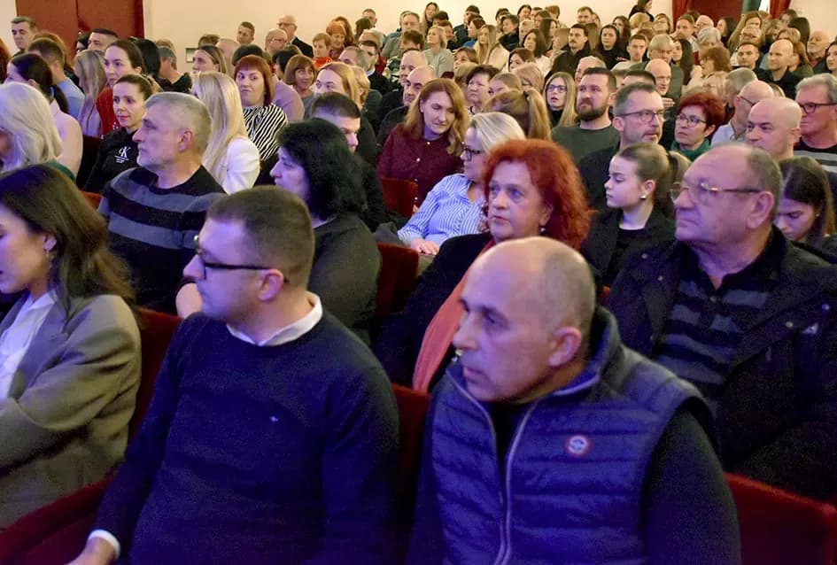 NASTUP U RODNOM GRADU: Ružica Maurus spojila sevdah, klasike i božićnu čaroliju