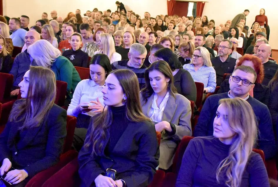 NASTUP U RODNOM GRADU: Ružica Maurus spojila sevdah, klasike i božićnu čaroliju