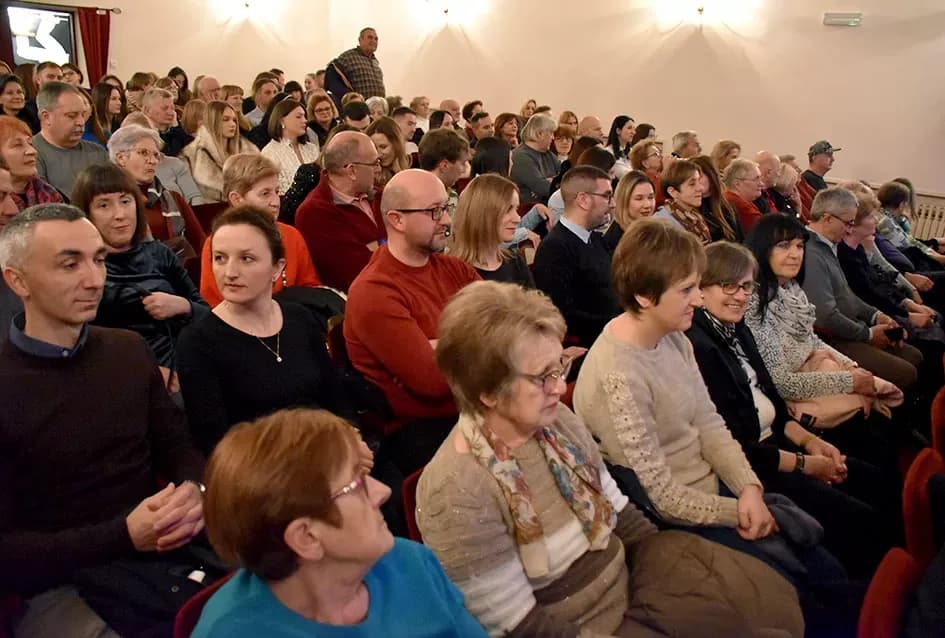 NASTUP U RODNOM GRADU: Ružica Maurus spojila sevdah, klasike i božićnu čaroliju