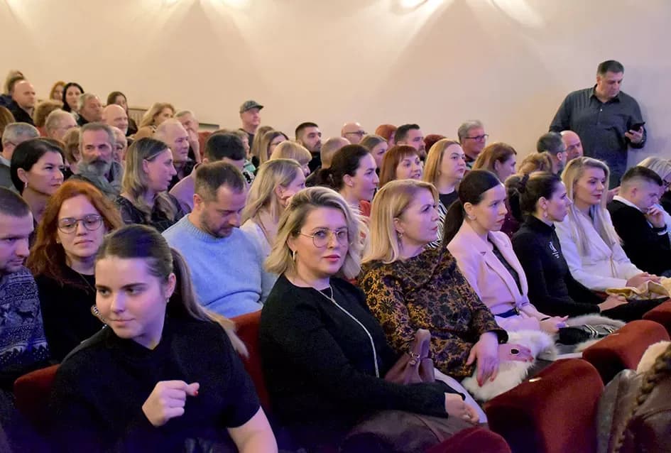 NASTUP U RODNOM GRADU: Ružica Maurus spojila sevdah, klasike i božićnu čaroliju