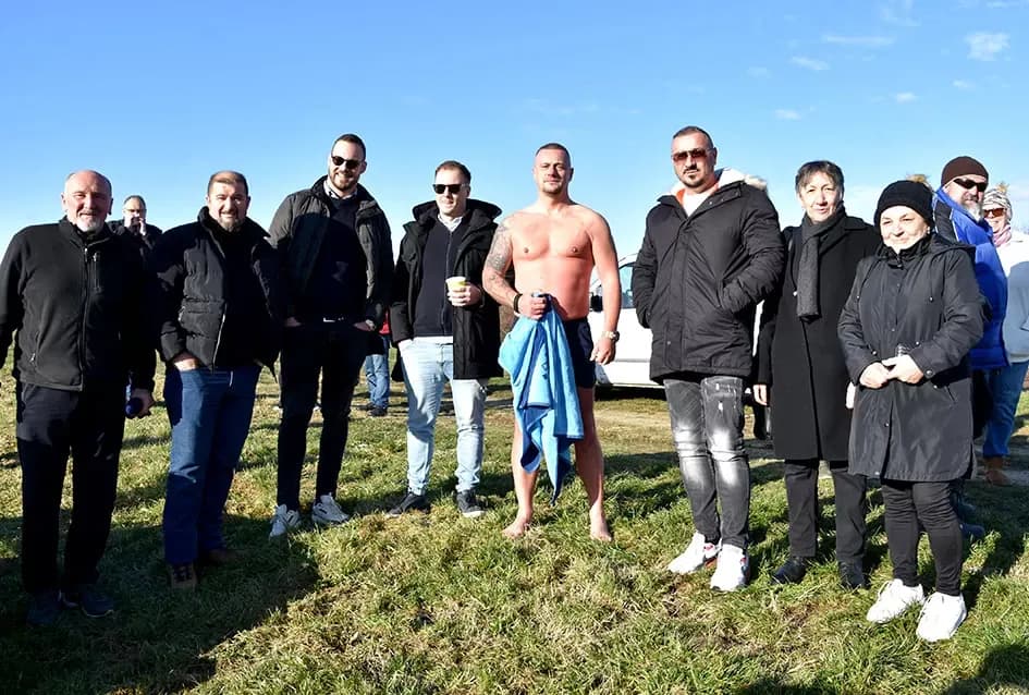 Požeški ʼmorževiʼ skokom u hladnu Orljavu prikupljali pomoć za Udrugu ʼMali princʼ