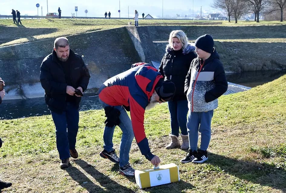 Požeški ʼmorževiʼ skokom u hladnu Orljavu prikupljali pomoć za Udrugu ʼMali princʼ
