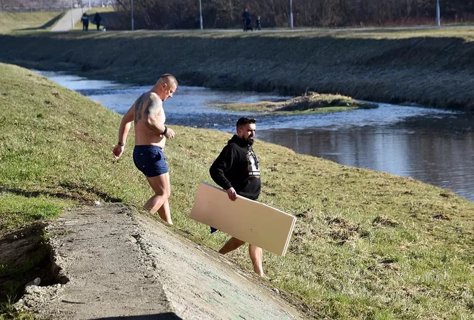 Požeški ʼmorževiʼ skokom u hladnu Orljavu prikupljali pomoć za Udrugu ʼMali princʼ