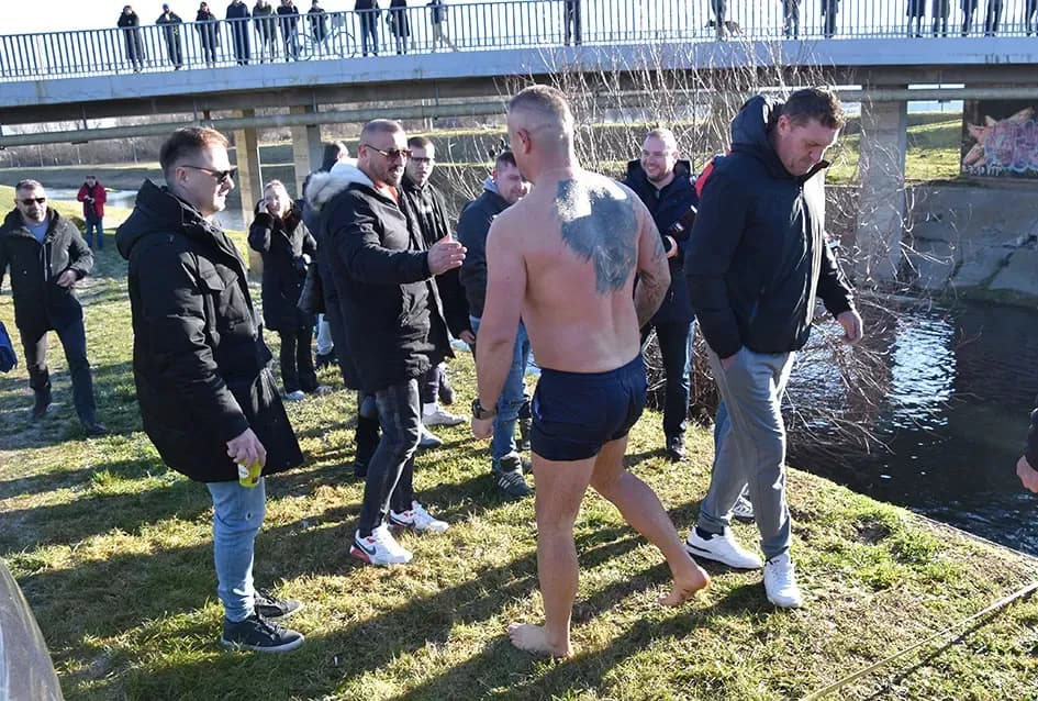Požeški ʼmorževiʼ skokom u hladnu Orljavu prikupljali pomoć za Udrugu ʼMali princʼ