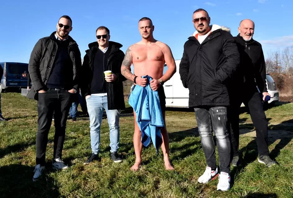 Požeški ʼmorževiʼ skokom u hladnu Orljavu prikupljali pomoć za Udrugu ʼMali princʼ