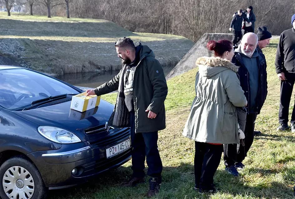 Požeški ʼmorževiʼ skokom u hladnu Orljavu prikupljali pomoć za Udrugu ʼMali princʼ