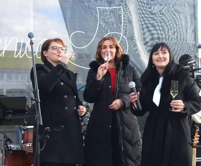 TRG BEĆARCA U PLETERNICI: Tradicionalno u podne dočekana Nova 2026. godina