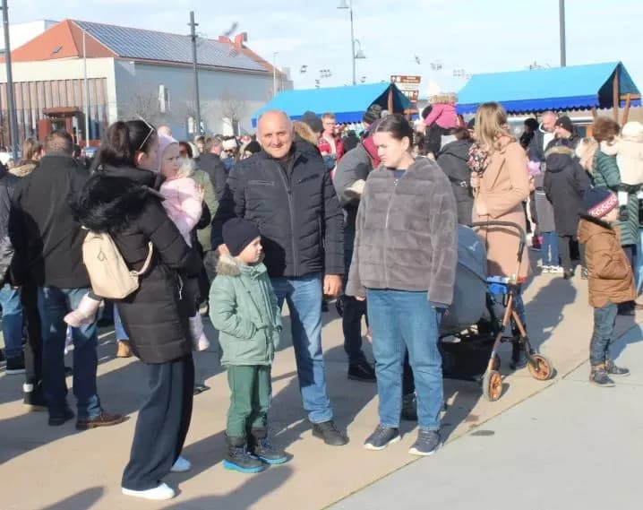 TRG BEĆARCA U PLETERNICI: Tradicionalno u podne dočekana Nova 2026. godina