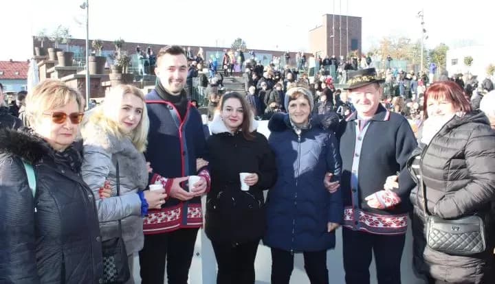 TRG BEĆARCA U PLETERNICI: Tradicionalno u podne dočekana Nova 2026. godina
