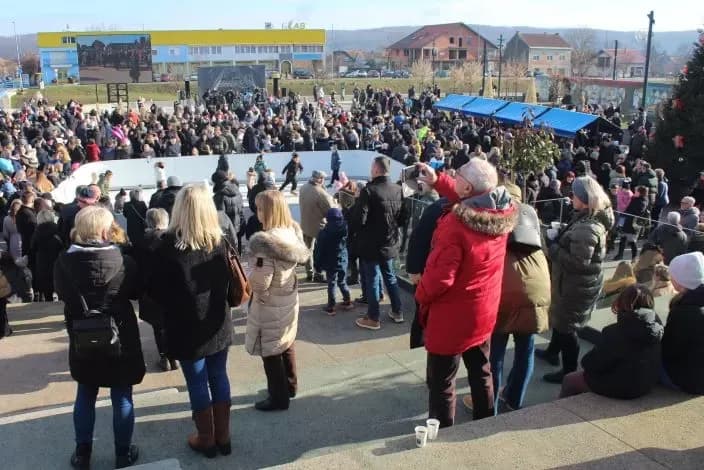 TRG BEĆARCA U PLETERNICI: Tradicionalno u podne dočekana Nova 2026. godina