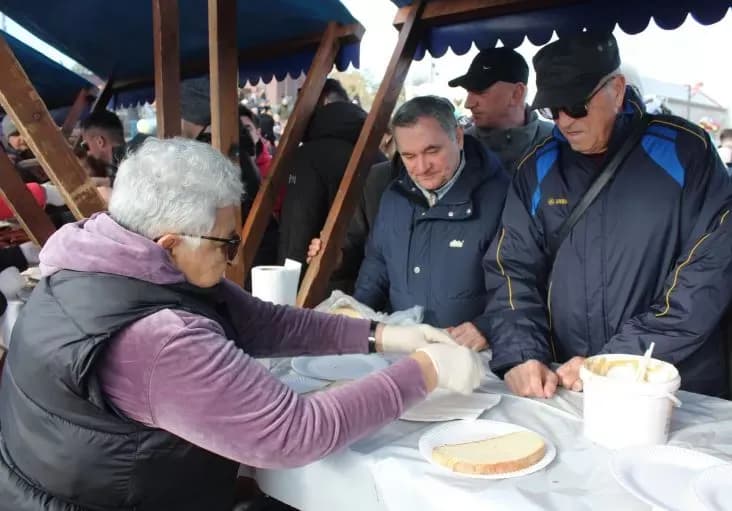 TRG BEĆARCA U PLETERNICI: Tradicionalno u podne dočekana Nova 2026. godina