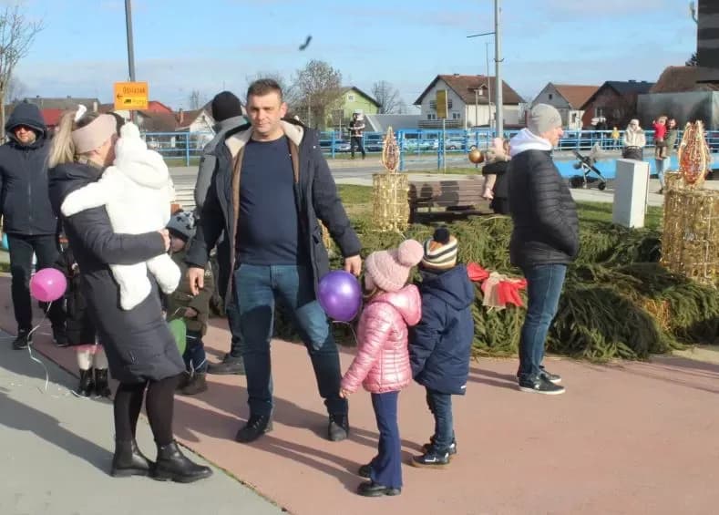 TRG BEĆARCA U PLETERNICI: Tradicionalno u podne dočekana Nova 2026. godina