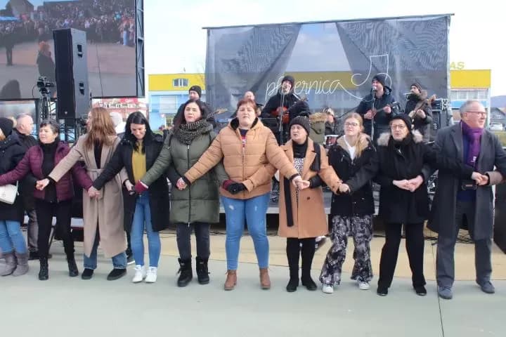 TRG BEĆARCA U PLETERNICI: Tradicionalno u podne dočekana Nova 2026. godina