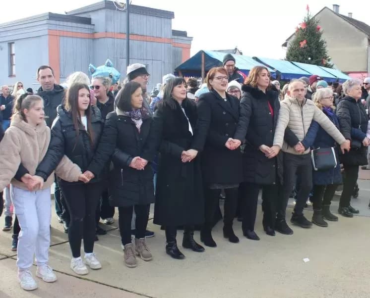 TRG BEĆARCA U PLETERNICI: Tradicionalno u podne dočekana Nova 2026. godina