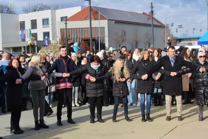 TRG BEĆARCA U PLETERNICI: Tradicionalno u podne dočekana Nova 2026. godina