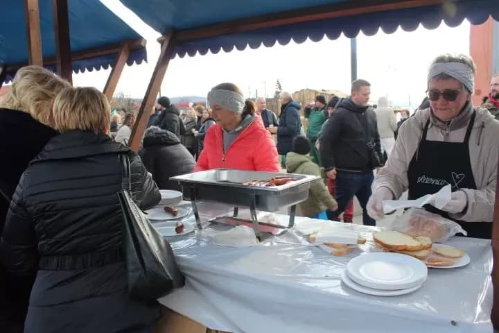 TRG BEĆARCA U PLETERNICI: Tradicionalno u podne dočekana Nova 2026. godina