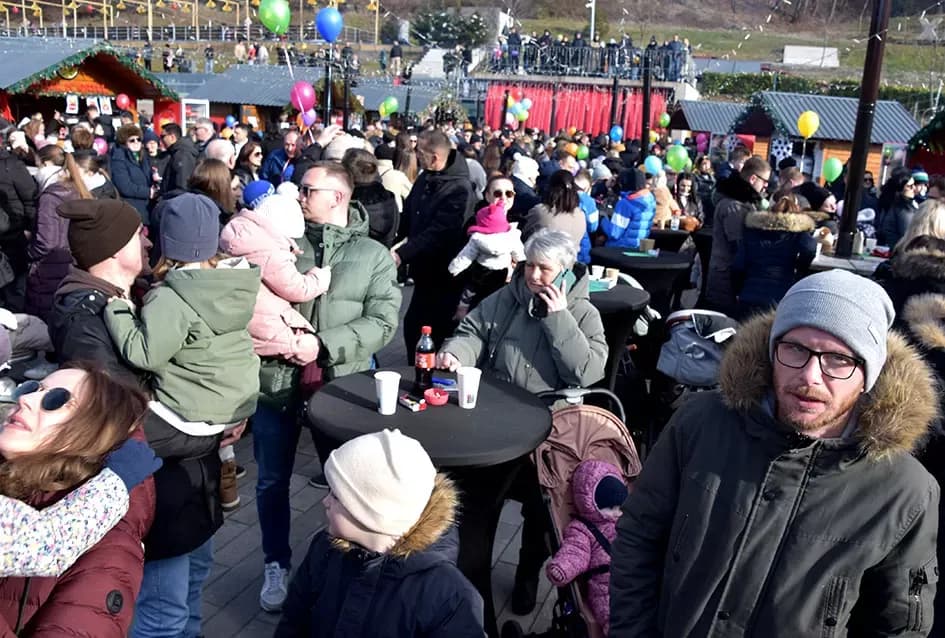 SPEKTAKL U VELIKOJ: Tisuće ljudi uz Luku Nižetića, klizalište i balone želja proslavilo „Popodnevnu Novu godinu“