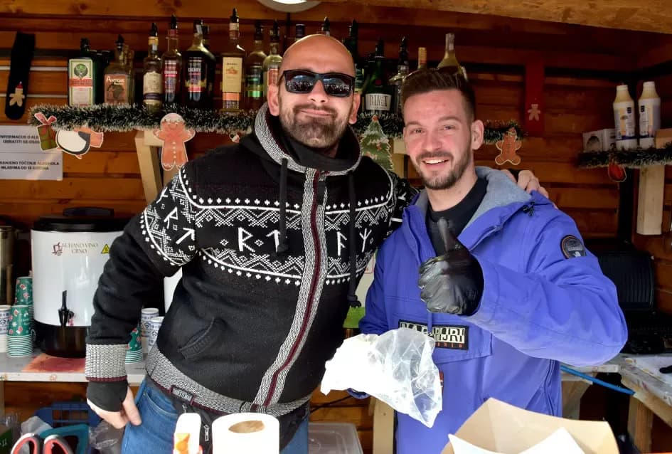 SPEKTAKL U VELIKOJ: Tisuće ljudi uz Luku Nižetića, klizalište i balone želja proslavilo „Popodnevnu Novu godinu“