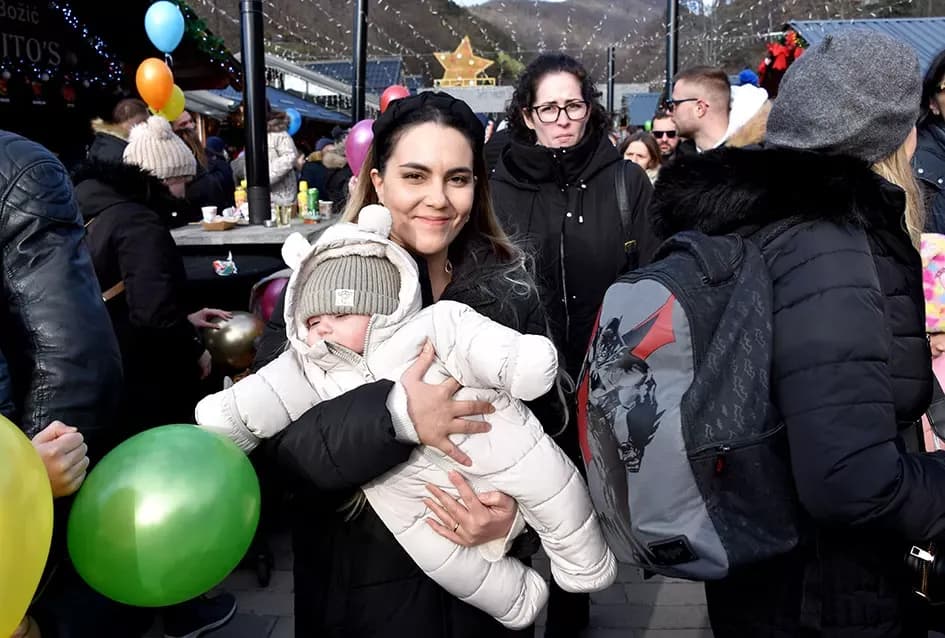 SPEKTAKL U VELIKOJ: Tisuće ljudi uz Luku Nižetića, klizalište i balone želja proslavilo „Popodnevnu Novu godinu“